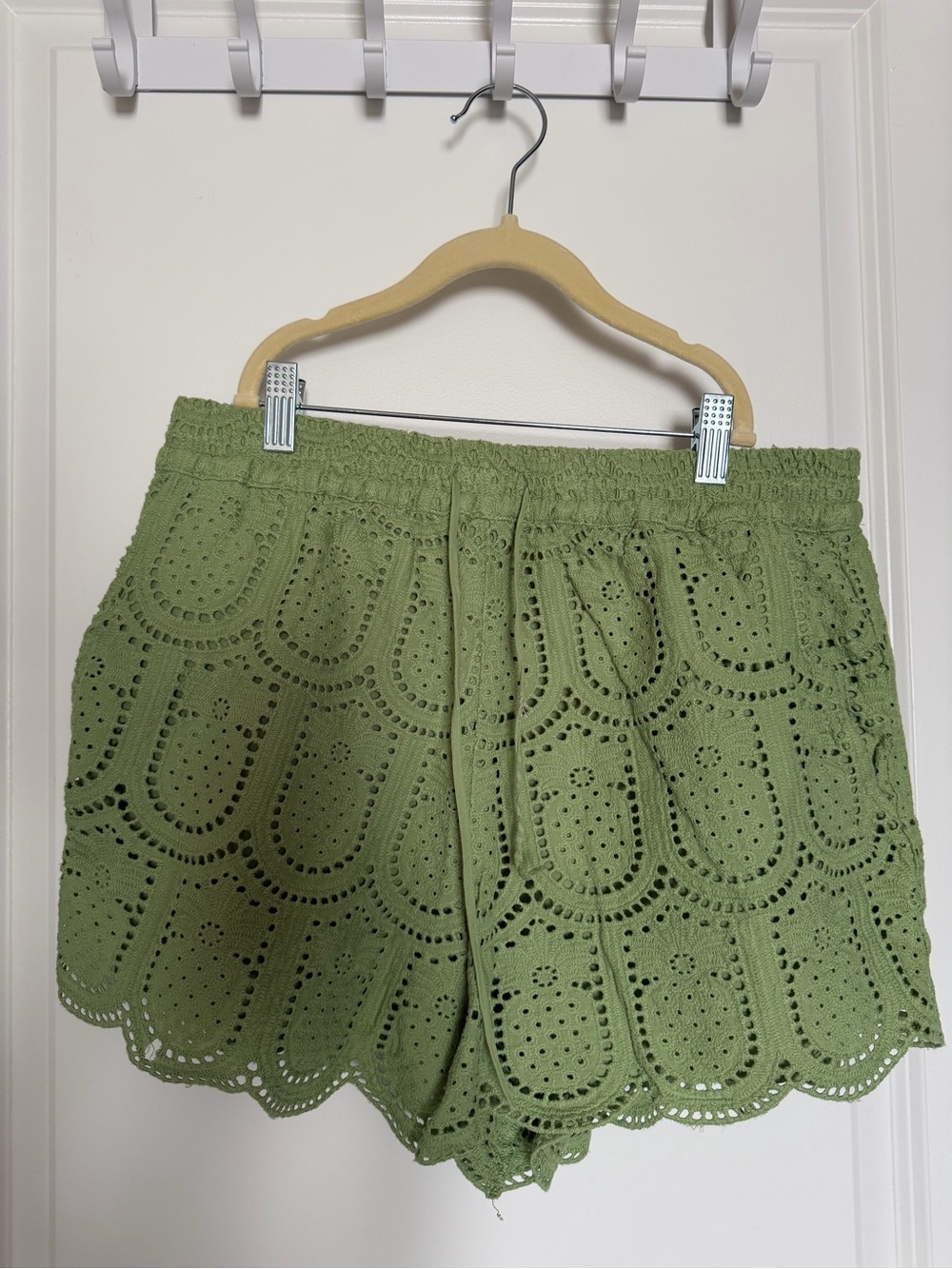 Farm Rio Green Eyelet Scallop Hem Women's Shorts